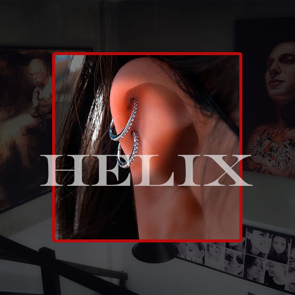 Prática de piercing helix