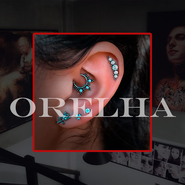 Prática de piercing na orelha
