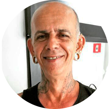 Cláudio Elias Bichara, body piercer